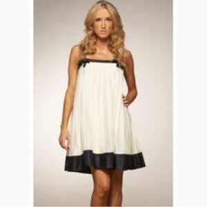 Diane Von Furstenberg Silky Sleeveless Black and White Dress with bows Size 10.